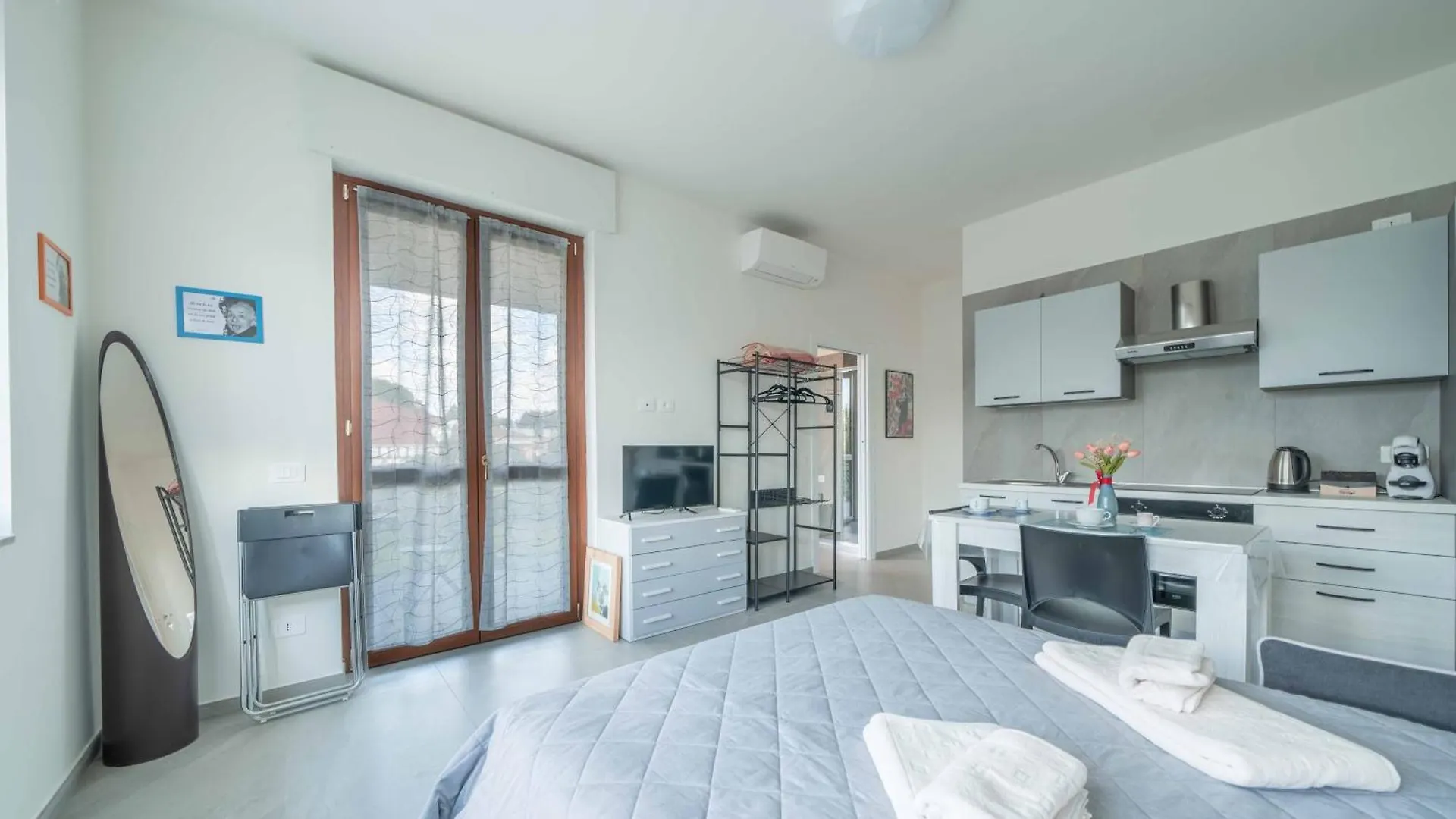 Einstein - Modern Apartment With Balcony Somma Lombardo